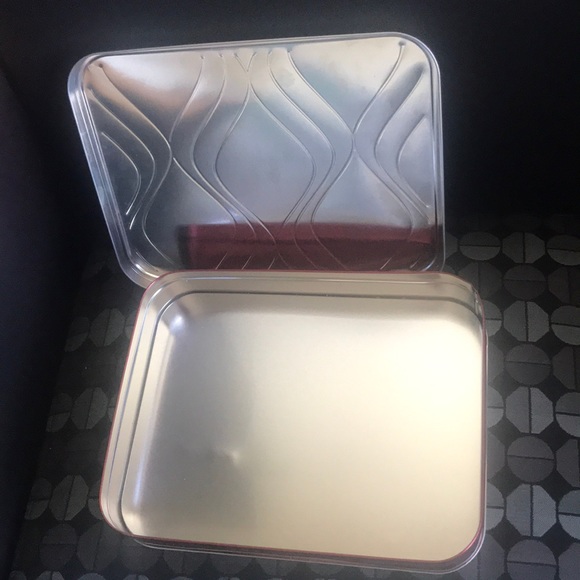 Red Cookie Tin Rectangular 💝 $1 when Purchased with another item 💝 - Picture 7 of 8